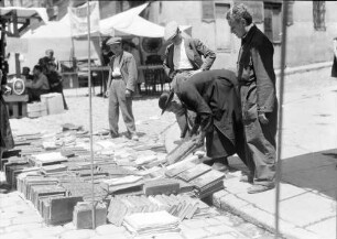 Madrid [Spanien]: Bücher am Rinnstein, Pfaffe sucht aus