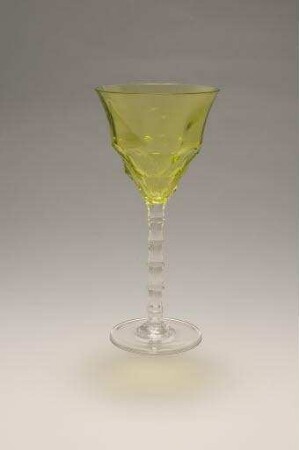 geschliffenes Kelchglas mit grüner, gestufter Kuppa (Kelchglas, Stängelglas, Weinglas)