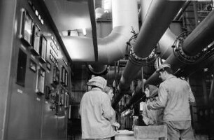 Arbeiter und Arbeiterinnen im Chemiewerk Coswig