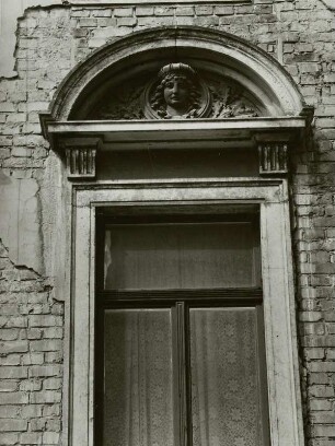 Dresden-Neustadt, Louisenstraße 73. Wohnhaus. Fenster (1. Obergeschoß)