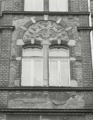 Wohnhaus mit Läden