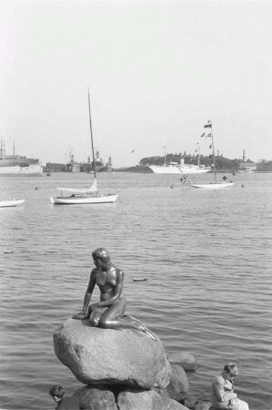 Reisefotos Dänemark. Kleine Meerjungfrau (Den lille Havfrue). Bronze (1913; E. Eriksen). Kopenhagen, Langelinie, Hafenbecken
