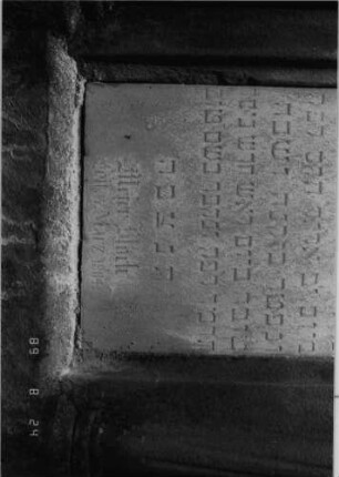 Grabstein 75 (Index: 100086540) Material: Sandstein mit weißer Marmorplatte Zustand: verwittert, im Sommer 1991 keine Inschriftenplatte mehr vorhanden Maße HxBxT: 175x55x16 cm Beschreibung: ädikulaartige Stele mit dünnen Halbsäulen, getreppter Sockel, Segmentbogengiebel mit Eckakroteren, eingetieftes Schriftfeld rechteckig mit aufgesetztem Rundbogen Symbolik: Maßwerk im Rundbogen, drei achtzackige Sterne, Diamantfries, eingemeißelte Verzierungen: Grabstein 75D