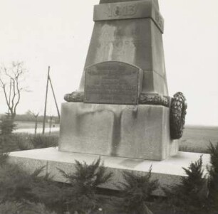 Denkmal für die Gefallenen im Befreiungskrieg 1813 : Denkmal für die Gefallenen im Befreiungskrieg 1813 (Sandstein, Metallguß). Detail: Sockel mit Inschrifttafel. Holzhausen