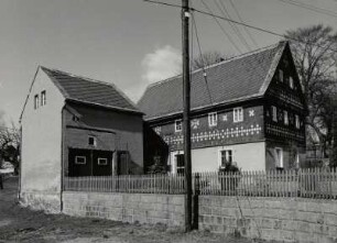 Neustadt-Krumhermsdorf in Sachsen, Gehöft : Neustadt-Krumhermsdorf in Sachsen. Wohnstallhaus (1. Hälfte 19. Jahrhundert), Hauptstraße 60. Straßenansicht