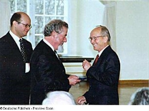 Dr. Wolfgang Reich erhält von Dr. Ingo Zimmermann die Johann-Walter-Plakette
