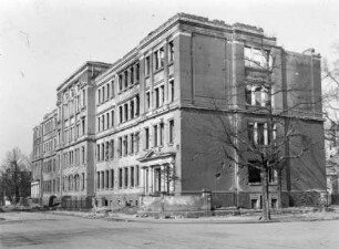 Zerstörte 1. Volksschule, Ecke Grassi- und Pestalozzistraße (heute Telemannstraße)