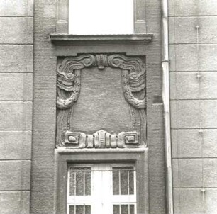 Cottbus, Wilhelm-Külz-Straße 11/Ecke Wernerstraße. Ehemalige Loge (Kammerbühne und Landessender Brandenburg; um 1910). Brüstungsfeld