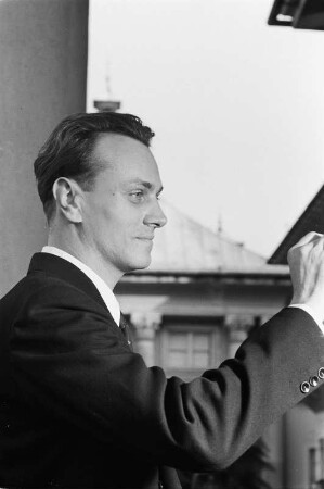Serenade in Pillnitz (Reportage) mit Kurt Masur, 10. Juli 1955 : Serenade im Hof von Schloß Pillnitz. Konzert der Dresdner Philharmonie unter Leitung von Kurt Masur, Porträt Masur