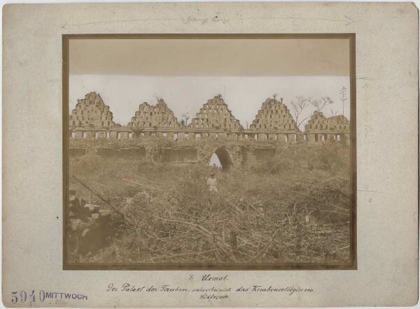 "Pigeonnier, façade sud. (Avec membre de l'expédition)"