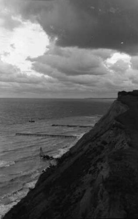 Hiddensee: Blick von der Nordspitze übers Meer, Vordergrund Steilküste