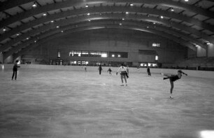 Eröffnung der Eislaufhalle Neureut nördlich des Klammwegs in Neureut-Heide am 17. Januar 1981