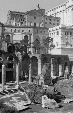Das Forum Romanum : Blick auf die Ruinen des Forum Romanum in Rom. Im Hintergrund Gebäude