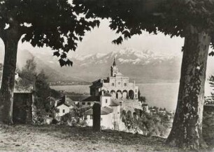 Orselina bei Locarno (Schweiz). Ansicht der auf einem Felsvorsprung gelegenen Wallfahrtskircche Madonna del Sasso am Lago Maggiore