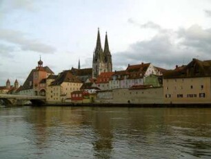 Regensburg: Altstadt mit Dom St. Peter und Steinerner Brücke
