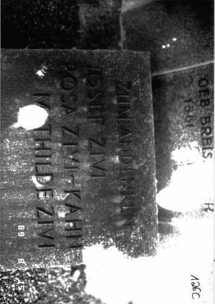 Grabstein 126 (Index: 100105331) Material: Granit, schwarze Platte Zustand: gut Maße HxBxT: 201x158x14 cm Beschreibung: Stele, beidseitig von halbhohen Flügeln umfaßt, leicht überstehende Abdeckplatte, rechteckige Schriftplatte, vor Stele liegend rechteckige Gedenktafel Besonderheit: Doppelgrab für Eheleute und Gedenktafel: Grabstein 126C