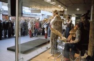 Freiburg: Jazz-Orchester im Schaufenster Hettlage, Salzstraße
