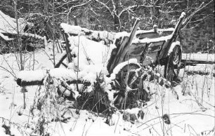 Leiterwagen : Abbildung eines verschneiten, alten Holz-Leiterwagens