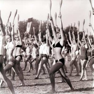 Frauen beim Massensportfest des DTSB in Leipzig : Mit der Gründung des Deutschen Turn- und Sportbundes (DTSB) im Mai 1957 entstand eine einheitliche, rechtlich selbstständige Massenorganisation des Sports in der DDR.