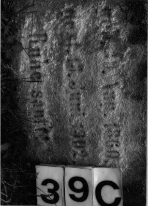 Grabstein 39 (Index: 99804557) Material: Sandstein Zustand: leicht verwittert, Sockel stark verwittert mit Textverlust Maße HxBxT: 142x50x16 cm Beschreibung: Stele, Sockel, eingezogener Rundbogenabschluß Besonderheit: Sockel gehört nicht zu diesem Stein -> siehe freie Kommentierung: Grabstein 39C