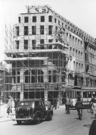Hamburg. Rathausmarkt. Nach der Währungsreform 1948 beginnt der zügige Wiederaufbau der Stadt