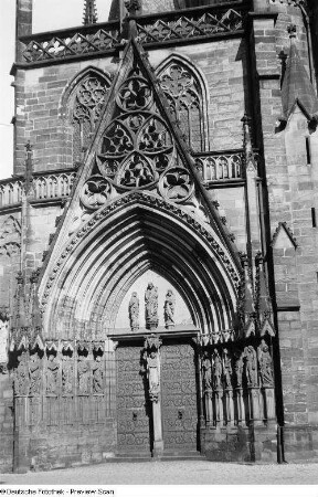 Dom St. Marien, Westportal des Triangels mit der Fürbittergruppe im Bogenfeld