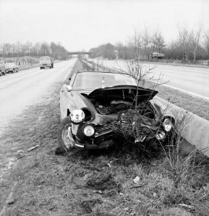 A 1: bei Stubbendorf: Verkehrsunfall: Pkw kommt von Fahrbahn ab: Unfallwagen mit zerstörter Front an Leitplanke von Mittelstreifen, auf Motorhaube Weinbrandflasche: an linkem Straßenrand Einsatzwagen der Polizei [angeschnitten], parkender Pkw: hinten vorbeifahrender Lkw: im Hintergrund Brücke von Straßenüberführung