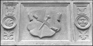 Wappen mit Ziehmesser und Nagel