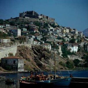 Lesbos, Mithymna. Hafen mit Schiffen und Kastron
