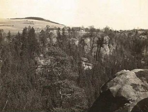 Hohnstein-Waitzdorf/Elbsandsteingebirge. Blick über den Tiefen Grund