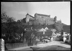 Stettenfels Ortsbild im Hintergrund die Burg Stettenfels