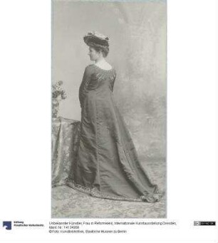 Frau in Reformkleid, Internationale Kunstausstellung Dresden