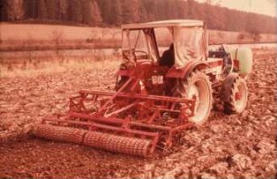 Fotografie: Saatbettkombination, Feingrubber, Krümelwalze, Sternwalze, Feldspritze angebaut, Frontanbau