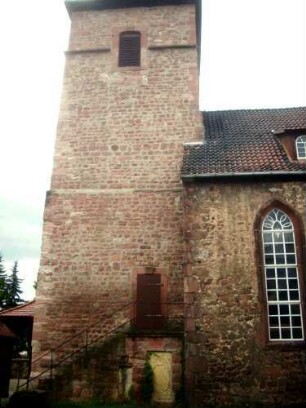 Kirchturm von Süden (romanisch Gegründet - Obergeschoß mit Rüchsprung - Eckquader in Bossierung) - Langhaus neu erbaut Jahr 1728