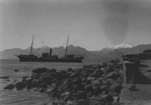 Hafen von Antalya : Blick von Kai aus in die Bucht und den Hafen von Antalya mit Schiff. Im Hintergrund das Lykische Gebirge
