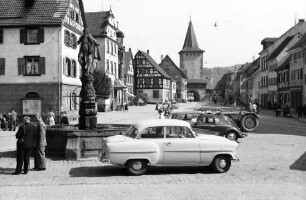 Gengenbach: Brunnen und Straße mit Oberem Tor