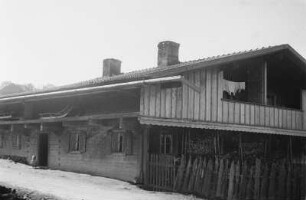 Altes Blockhaus : Altes Blockhaus mit Holzlagergalerie bei Lohberg