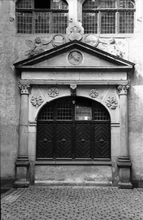 Freiburg i. Br.: Altes Universitätsportal im Hof des Rathauses