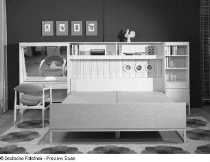 Doppelbett : Schlafzimmermöbel (1973; Möbelkombinat Erfurt (MKE)). Anbauwand mit Frisierteil und Doppelbett