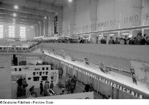 Elektrotechnische Exponate auf der Leipziger Herbstmesse 1954