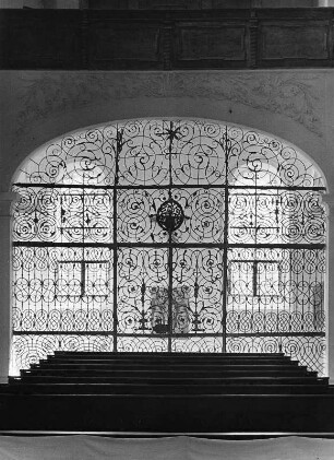 Freising. Benediktuskirche (um 1340). Innenansicht mit Gitter
