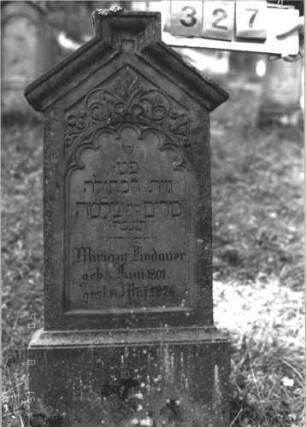 Grabstein 327 (Index: 100106804) Material: Sandstein Zustand: verwittert Maße HxBxT: 115x51x14 cm Beschreibung: Stele mit Giebel, Mittelerhöhung, Verdachung, Schriftfeld eingetieft mit Rundbogenabschluß, Sockel Symbolik: floral: Grabstein 327