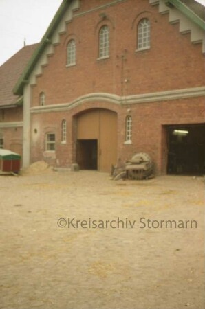 Eichede: Kirchenstraße: Bauernhaus: Giebelseite Wirtschaftstrakt: mit Scheunentor und Stalltor: links Querbau