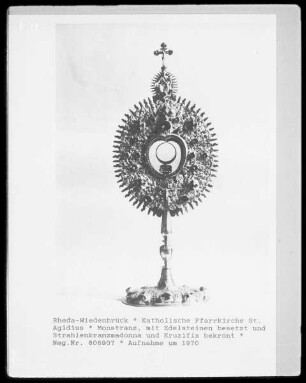 Bekrönt von einer Strahlenkranzmadonna