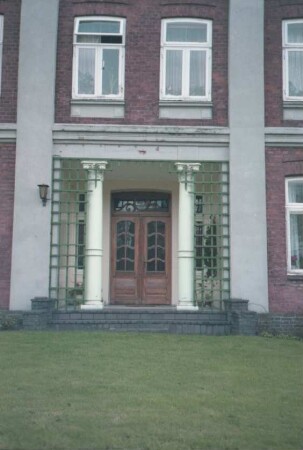 Eichede: Kirchenstraße: Bauernhaus: Giebelseite Wohntrakt: mit Gesims und Lisenen: Detailaufnahme: zurückgesetzter Eingangsbereich mit Säulen und Tür