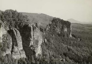 Rauschenstein. Blick vom Schrammsteinweg, dahinter Großer Winterberg (rechts) und Rosenberg (links)