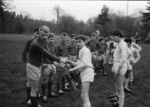 Fußballspiel der Volksschulen aus Karlsruhe und Nancy im Wildparkstadion.
