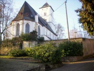 Ansicht von Ostnordosten mit Kirche über Kirchhofmauer (erhalte Basis eines halbrunden Schalenturmes-Wehrgang mit Steinbrüstung im 18 Jh abgetragen)