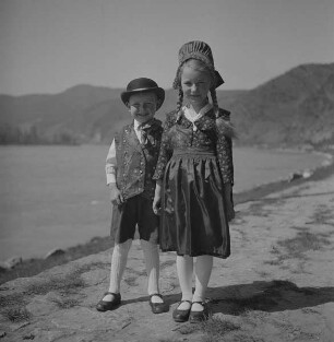 Kinder in Wachauer Tracht am Ufer der Donau