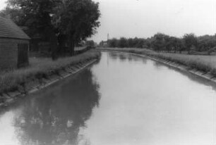 Spreetal-Burgneudorf. Kanal für die Schwarze Pumpe von der Straßenbrücke aus